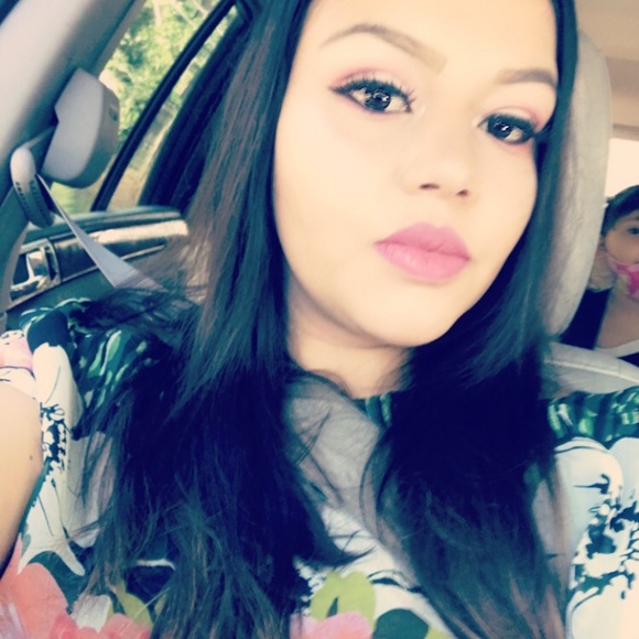 Meet your Posher, Abril - Picture 1 of 1